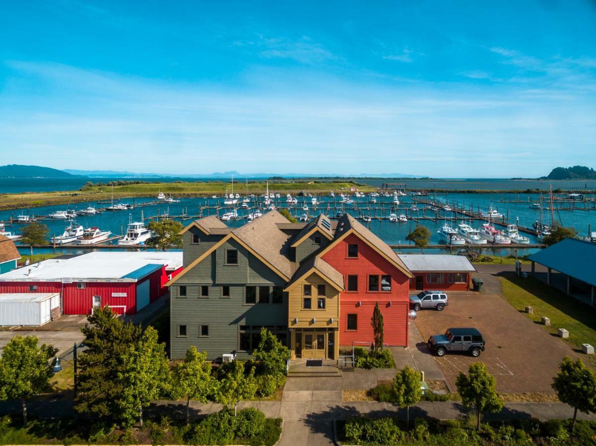 At The Helm Hotel Ilwaco المظهر الخارجي الصورة